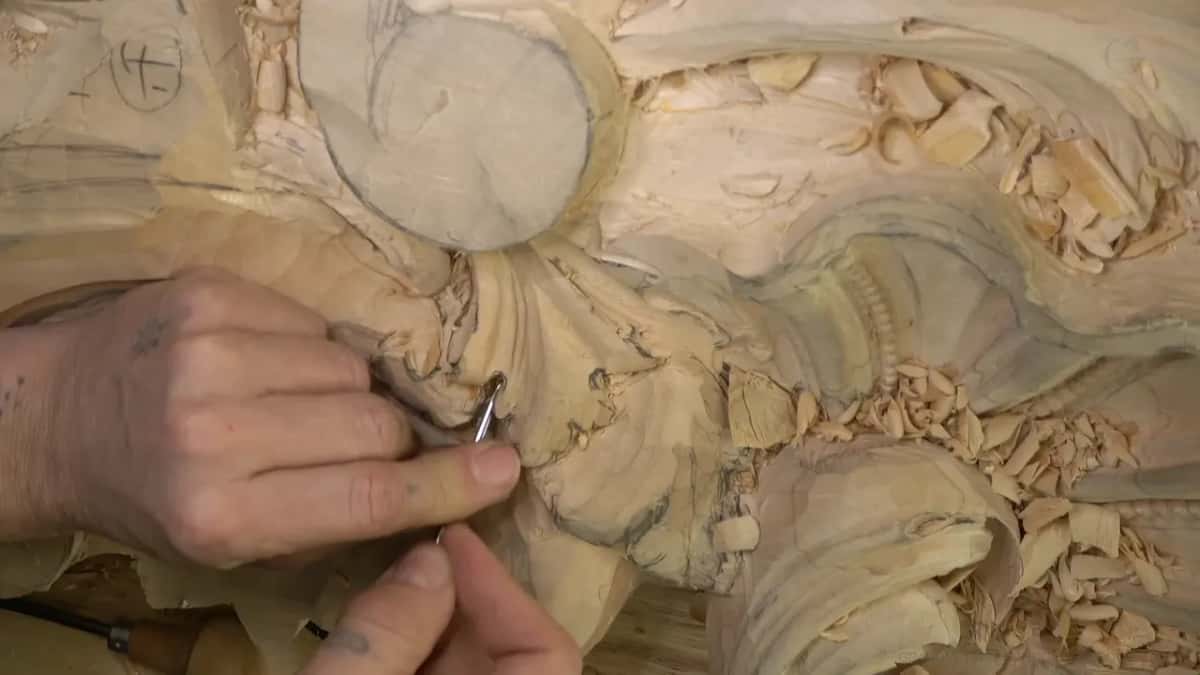 A short narrow blade on the ridge, both hands close together.