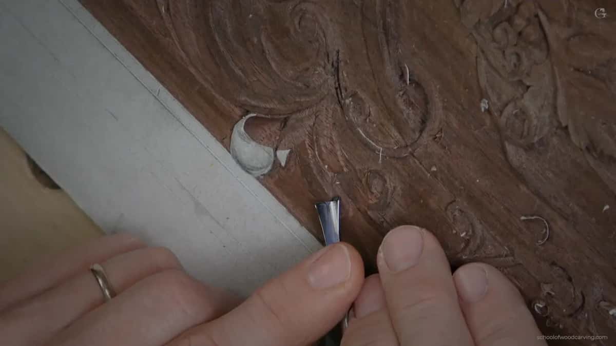 Small ferruled tool laid nearly flat, blending one movement into the next.