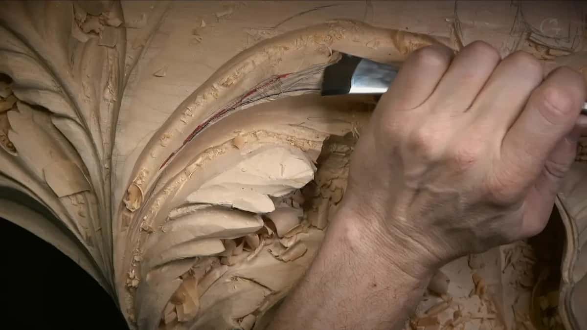 Flat blade laid across the top of the round