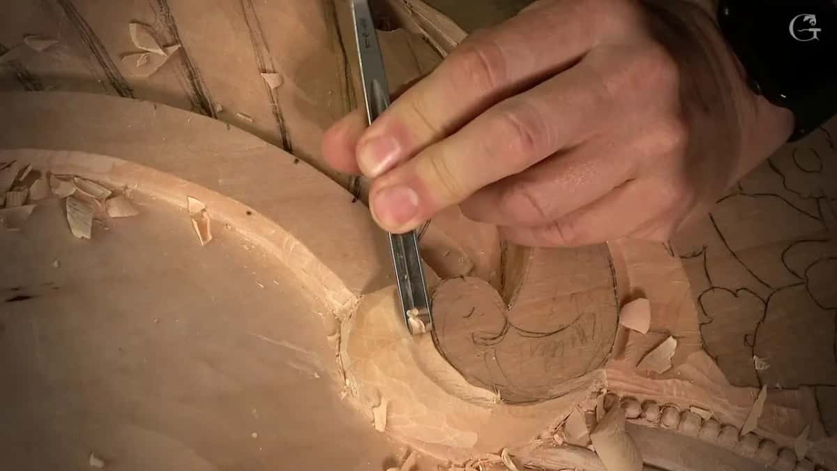 Narrow gouge follows a pencil curve
