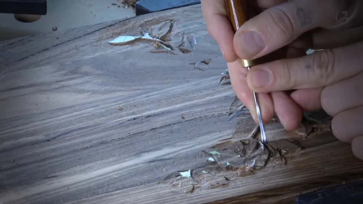 Small number 3, rounding a thin stem's edge.