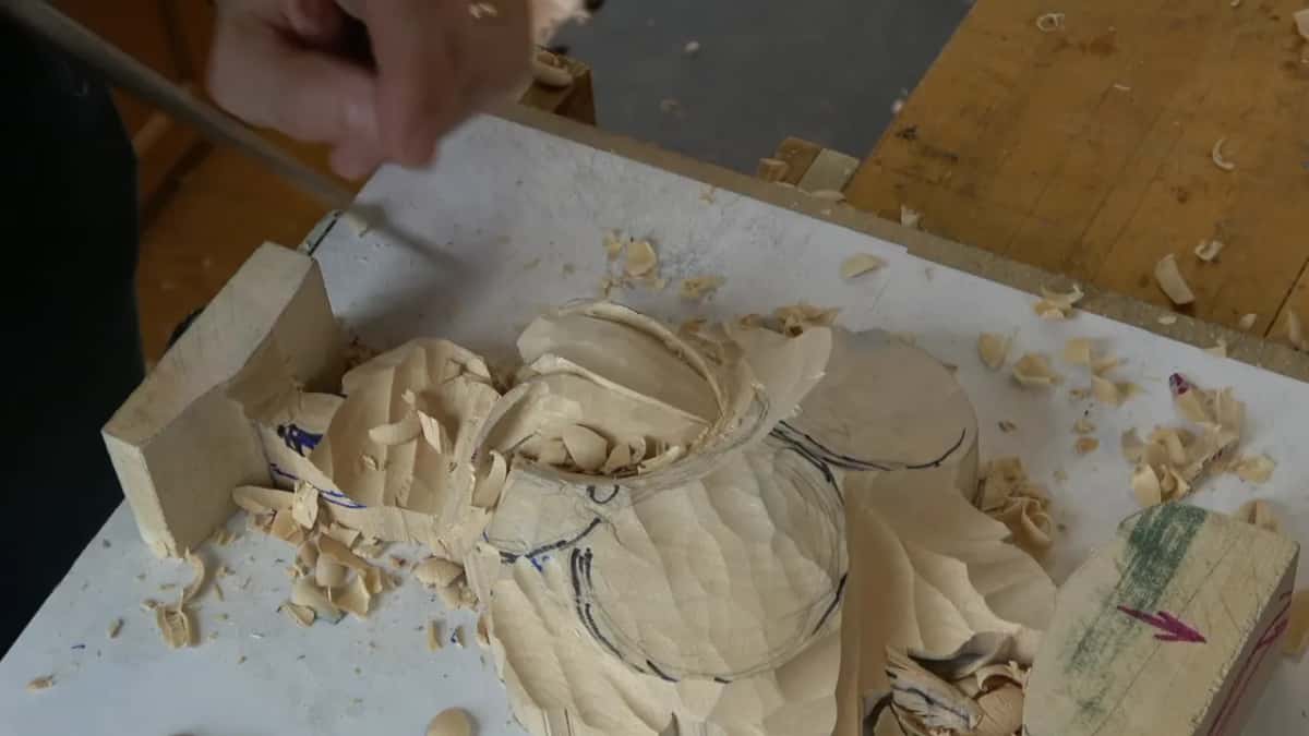 Gouge upside down at the petal rim