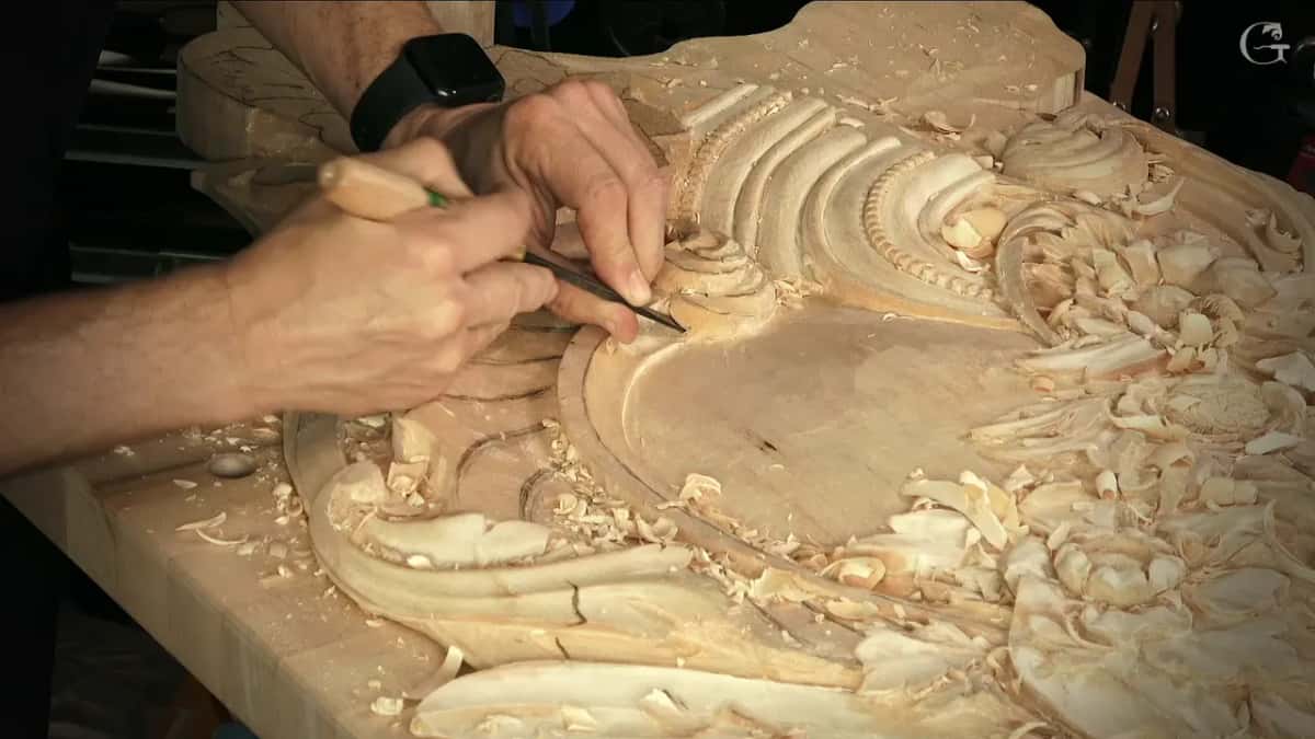 At the edge Both hands on one tool at the edge of the curl
