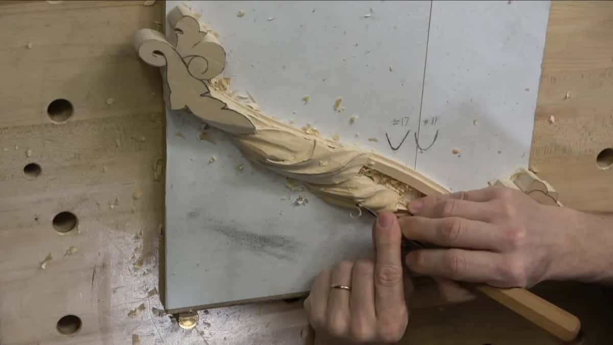 Backbent gouge circling over the lobe.