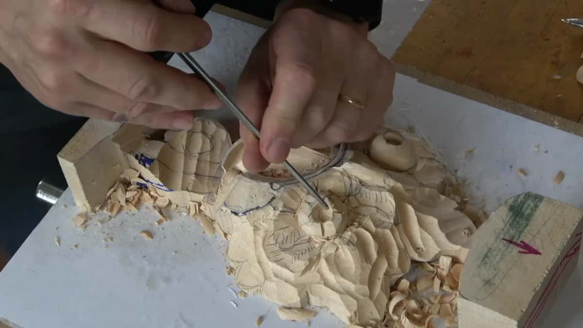 The smallest veiner in the roll, going in under an edge to open a line of dark behind it