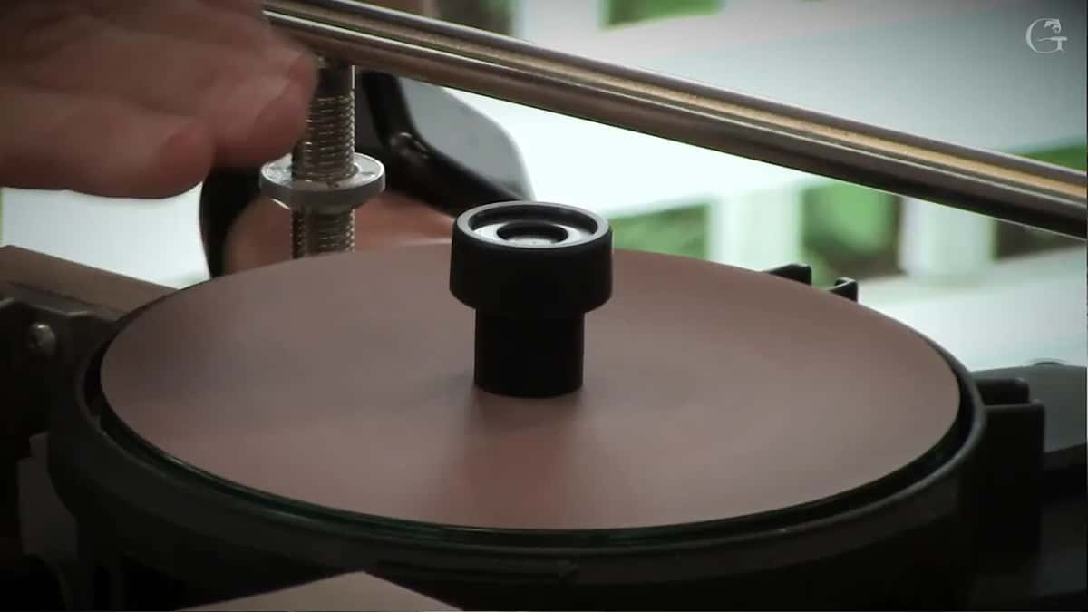 Close view of the flat disc and the bar
