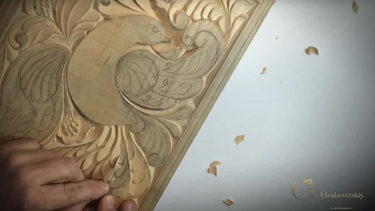Clean V between two curls, carved from both sides.