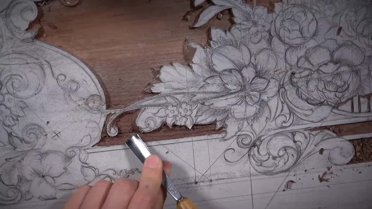 Straight gouge tipped at a floral panel border