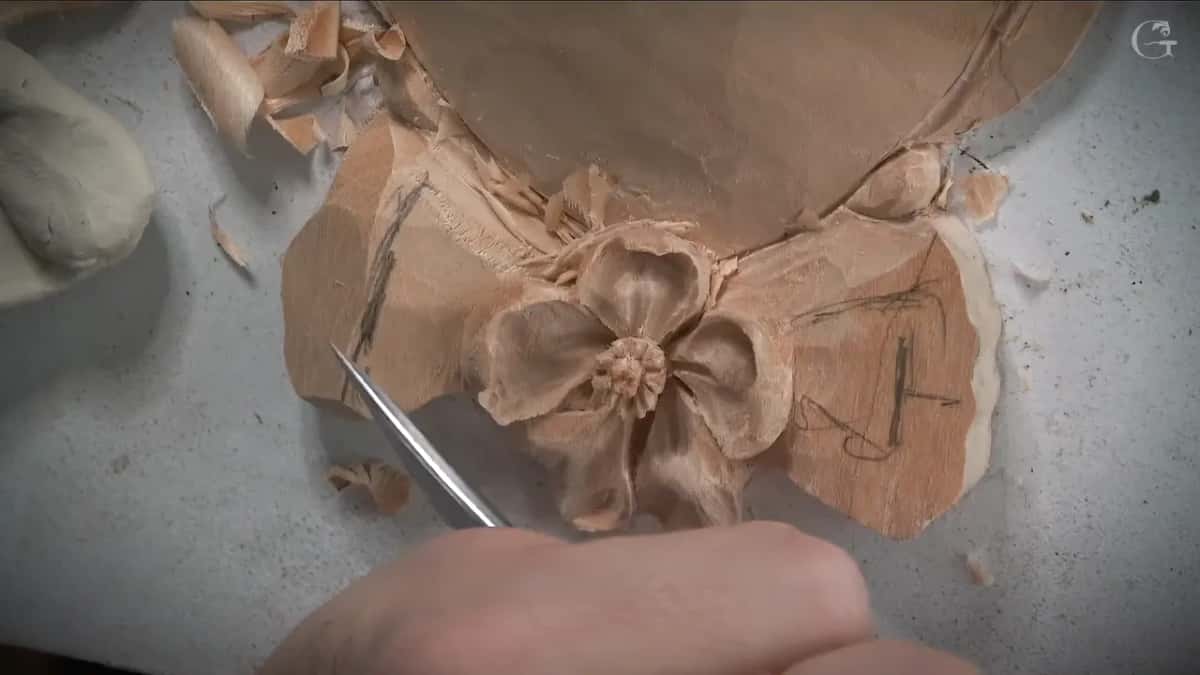 Thin pointed blade at the left loop