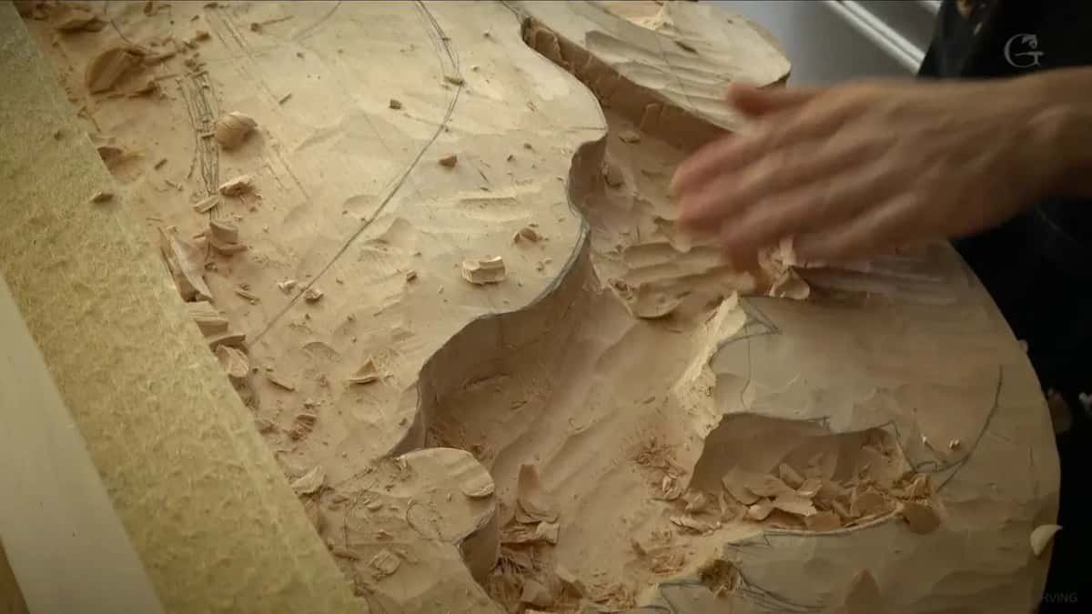 Sweeping chips off the leaf with one hand
