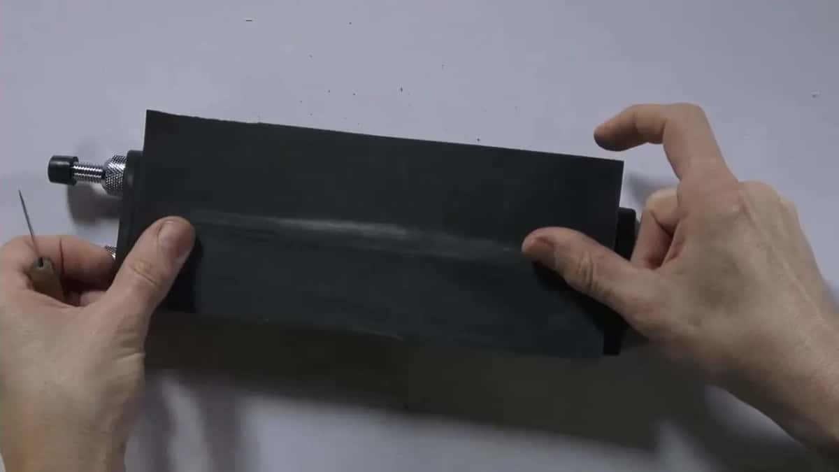 Black sandpaper stretched over the same holder