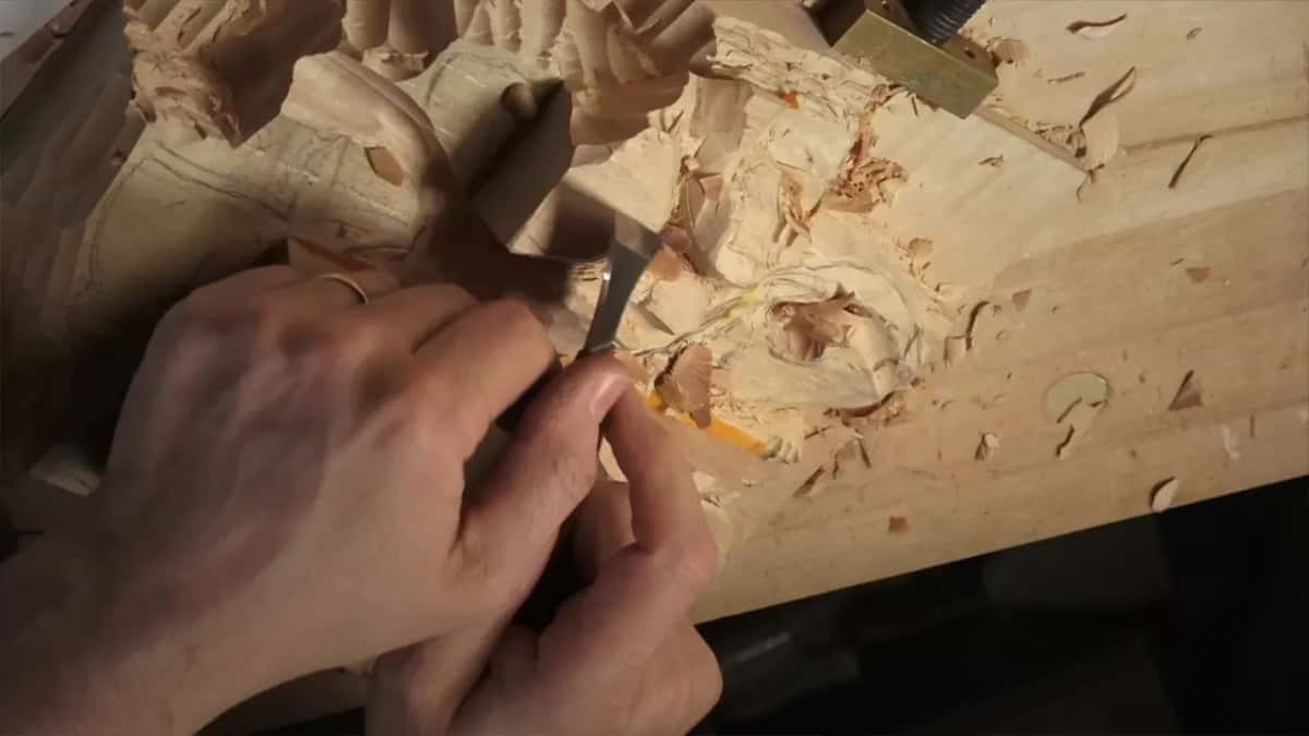 Narrow blade between finger and thumb