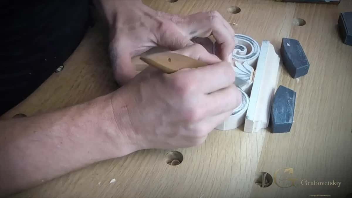 One knife, two hands, at the foot of the palmette