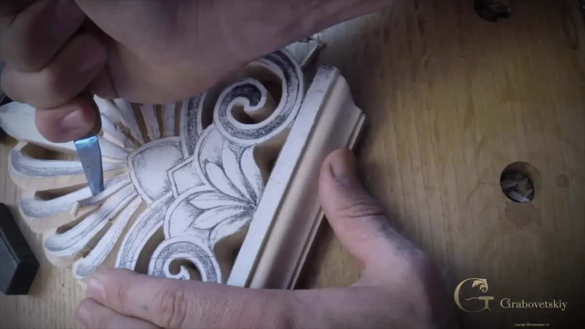 On the second side the knife goes into the fan, the base to the right and the other hand braced