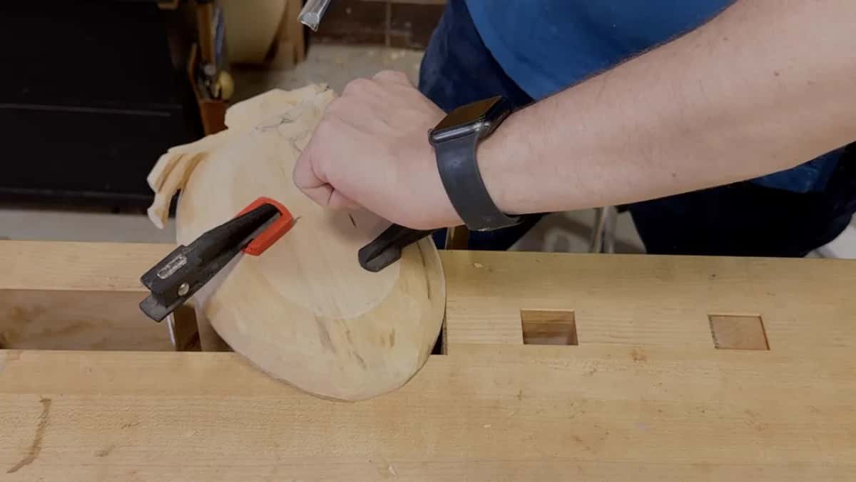 Palm flat on the upturned tray